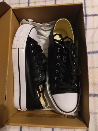 Zapatillas estilo converse pero de otra marca.