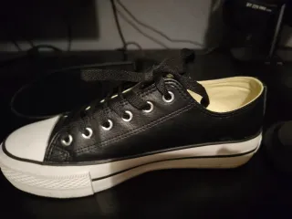 Zapatillas estilo converse pero de otra marca.