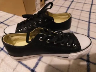 Zapatillas estilo converse pero de otra marca.