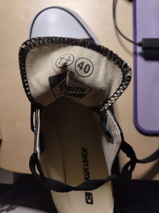 Zapatillas estilo converse pero de otra marca.