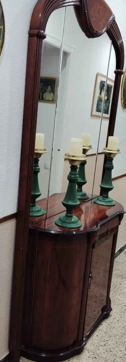 Mueble de entrada antiguo madera y cristal.