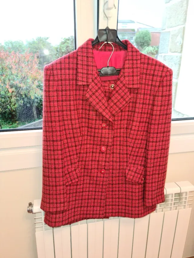 Traje cuadros rojo y negro