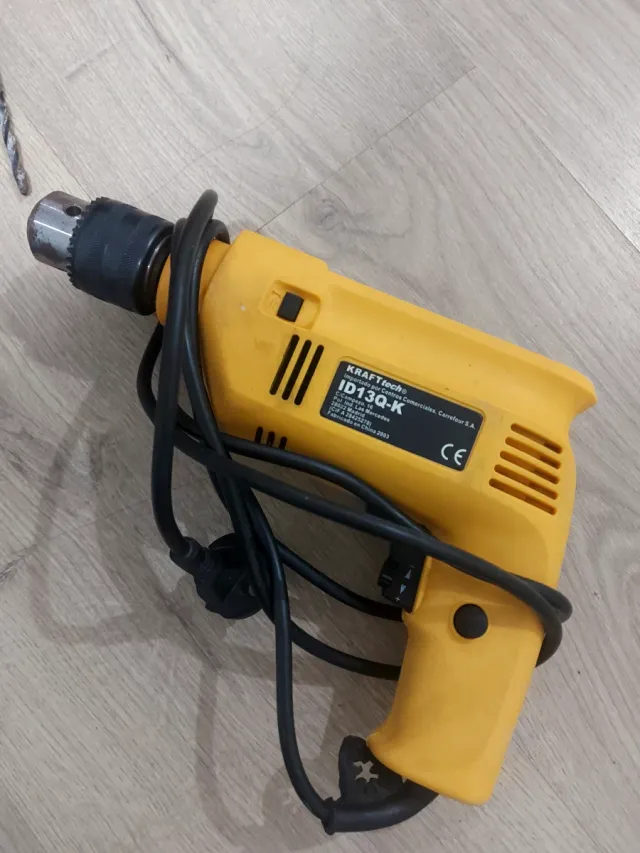 Taladro Kraft Tech ID13Q-K con brocas