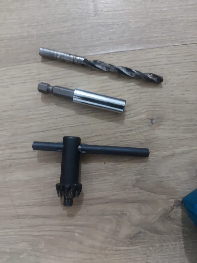 Taladro Kraft Tech ID13Q-K con brocas