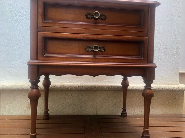 Mesita antigua de madera