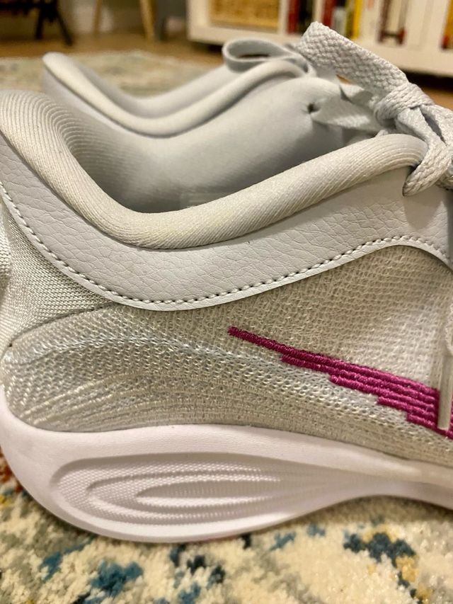 Sneakers Nike GT grigie e rosa inutilizzate