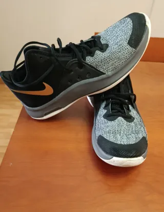 Zapatillas Nike Negras y Doradas