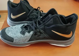 Zapatillas Nike Negras y Doradas