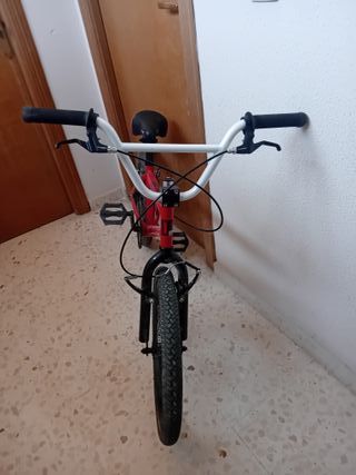 Bici BMX roja y blanca