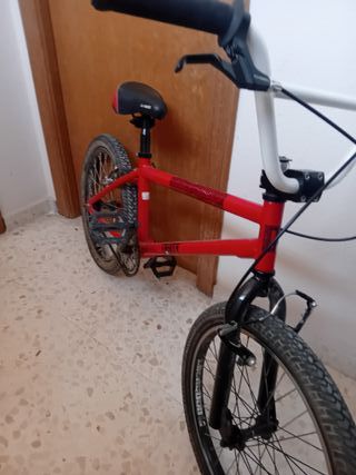 Bici BMX roja y blanca