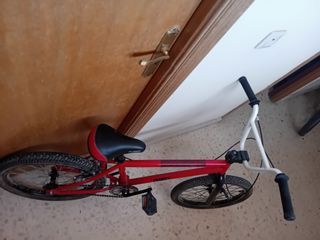 Bici BMX roja y blanca