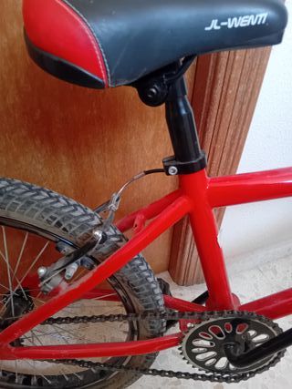 Bici BMX roja y blanca