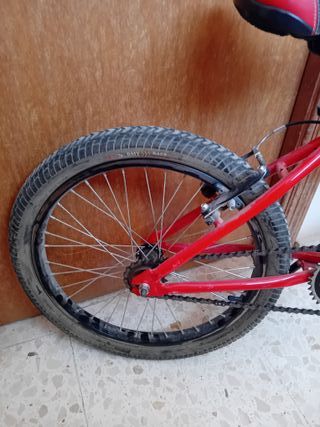 Bici BMX roja y blanca