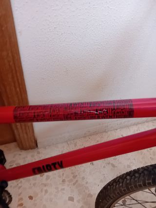 Bici BMX roja y blanca