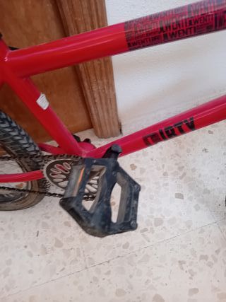 Bici BMX roja y blanca