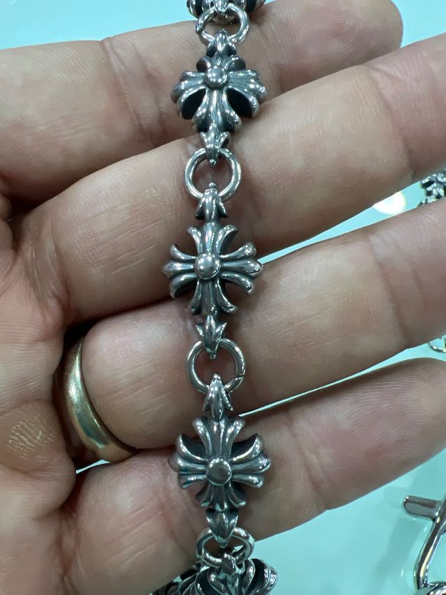 Catenina portapantaloni a forma di croce cromata con cuori