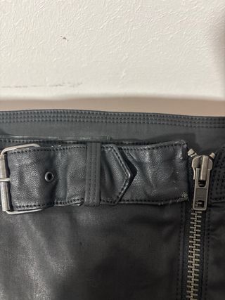 Falda Guess efecto piel negra