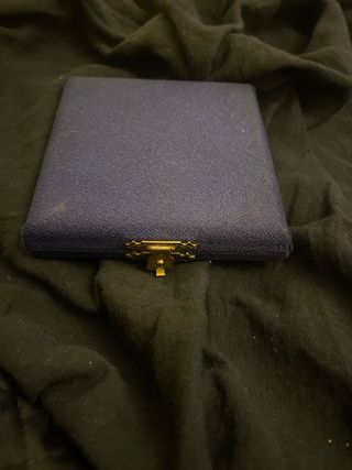 Scatola vintage blu con chiusura dorata