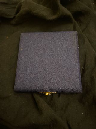 Scatola vintage blu con chiusura dorata