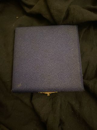 Scatola vintage blu con chiusura dorata