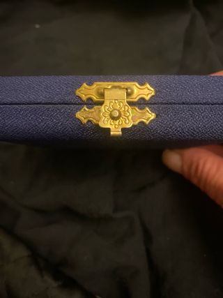 Scatola vintage blu con chiusura dorata