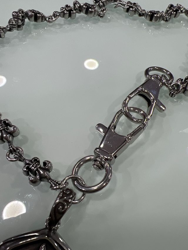 Catenina per pantaloni cromata a forma di cuori argentata