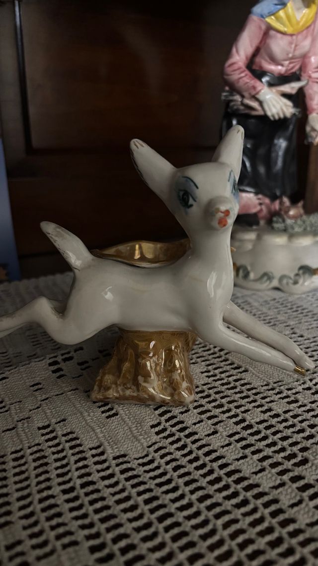 Statua cervo in porcellana dorata