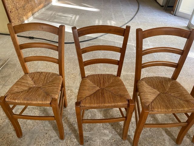 4 sillas de madera y anea