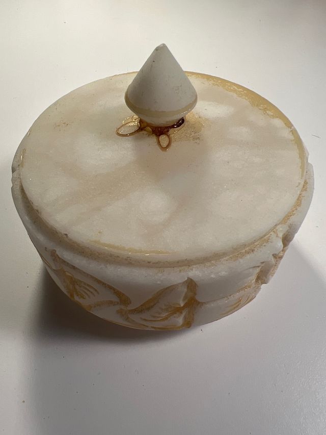 Caixa de pedra antiga em mármore