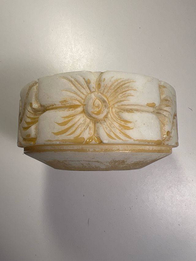 Caixa de pedra antiga em mármore