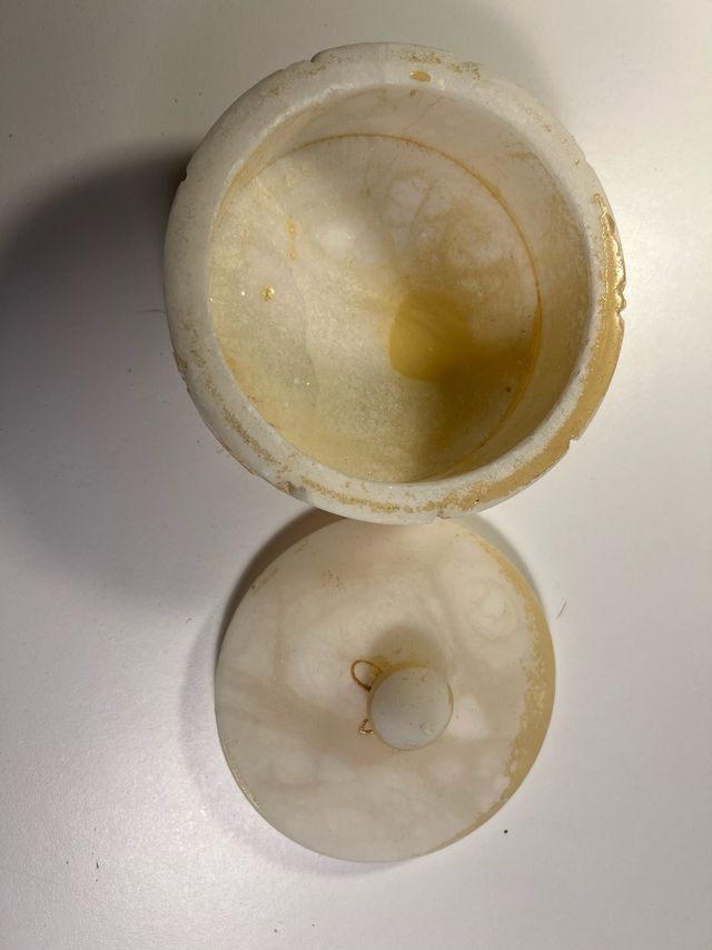 Caixa de pedra antiga em mármore