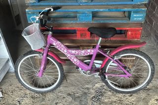 Bicicleta niña morada con cesta