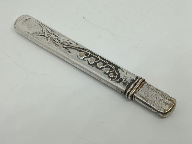 Antiguo portalápiz con motivos florales de metal