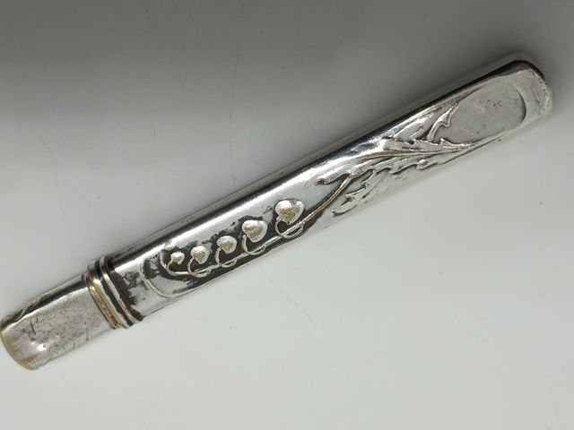 Antiguo portalápiz con motivos florales de metal