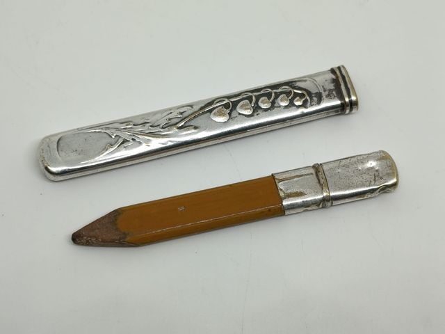 Antiguo portalápiz con motivos florales de metal