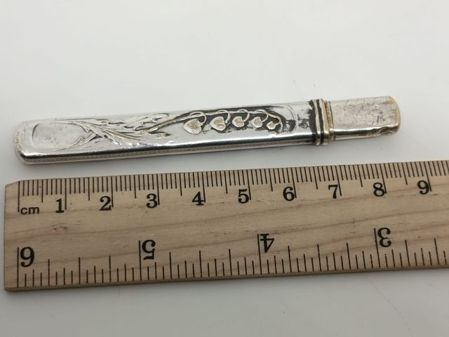 Antiguo portalápiz con motivos florales de metal