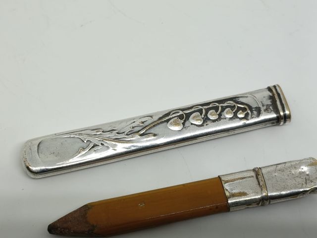 Antiguo portalápiz con motivos florales de metal