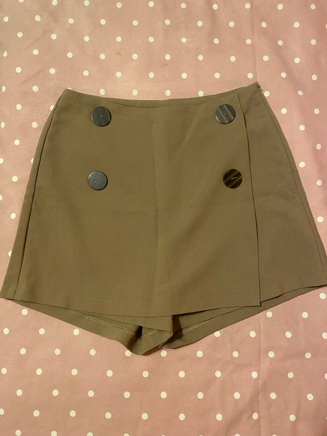 Falda short con botones