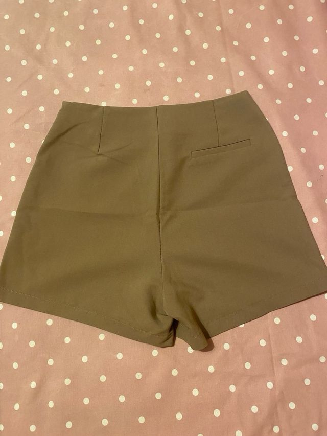 Falda short con botones