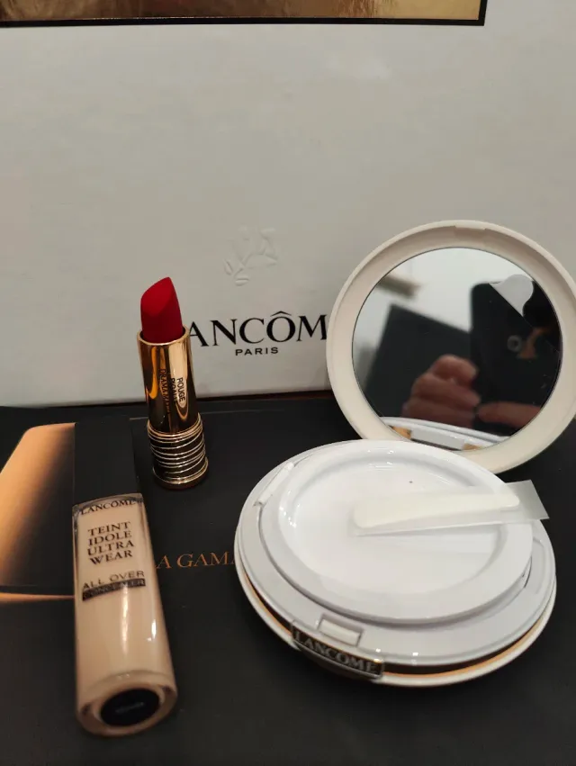 Lote Lancôme: Labial rojo, primer y corrector