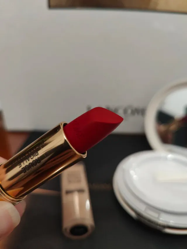 Lote Lancôme: Labial rojo, primer y corrector