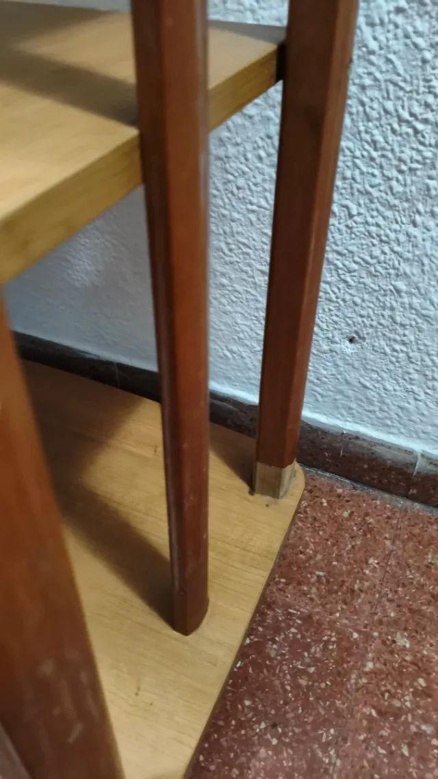 Mueble auxiliar de madera.