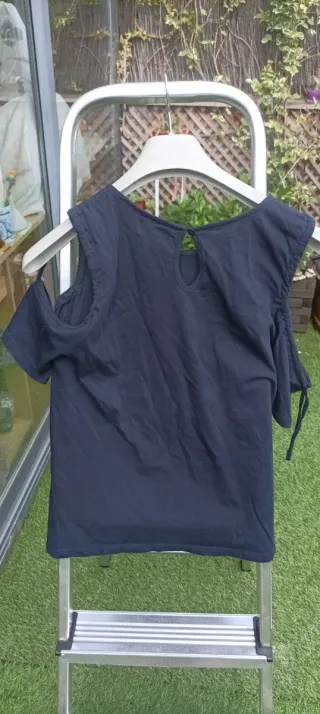 Camiseta azul hombros descubiertos