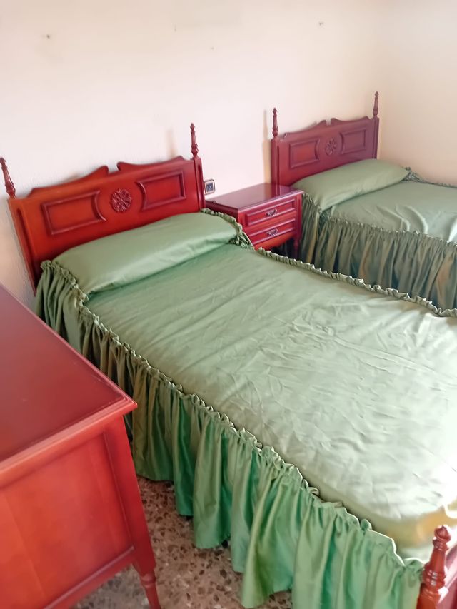 2 CAMAS CON COLCHONES, CÓMODA Y MESITA, CARTAGENA