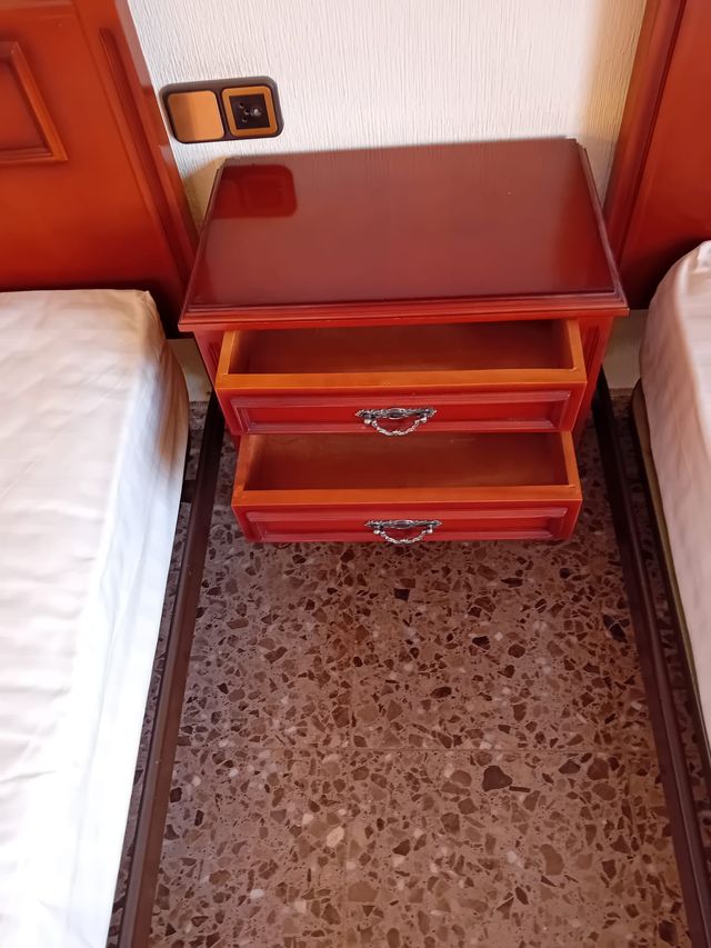 2 CAMAS CON COLCHONES, CÓMODA Y MESITA, CARTAGENA