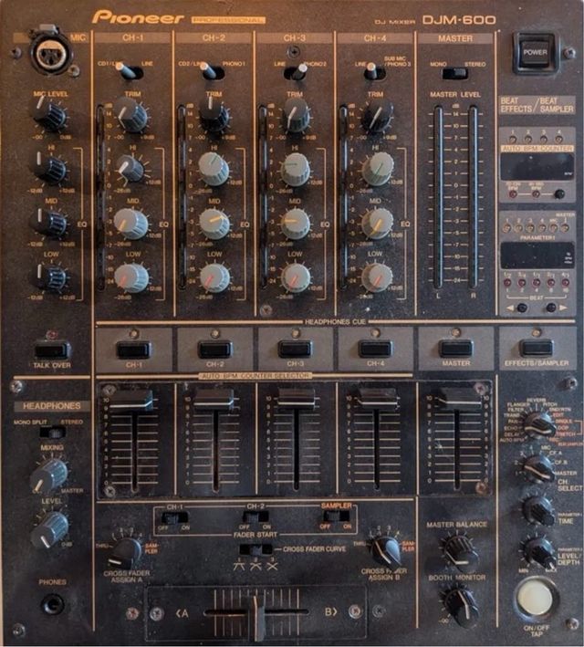 Mesa de mezclas Pioneer DJM-600 Negra