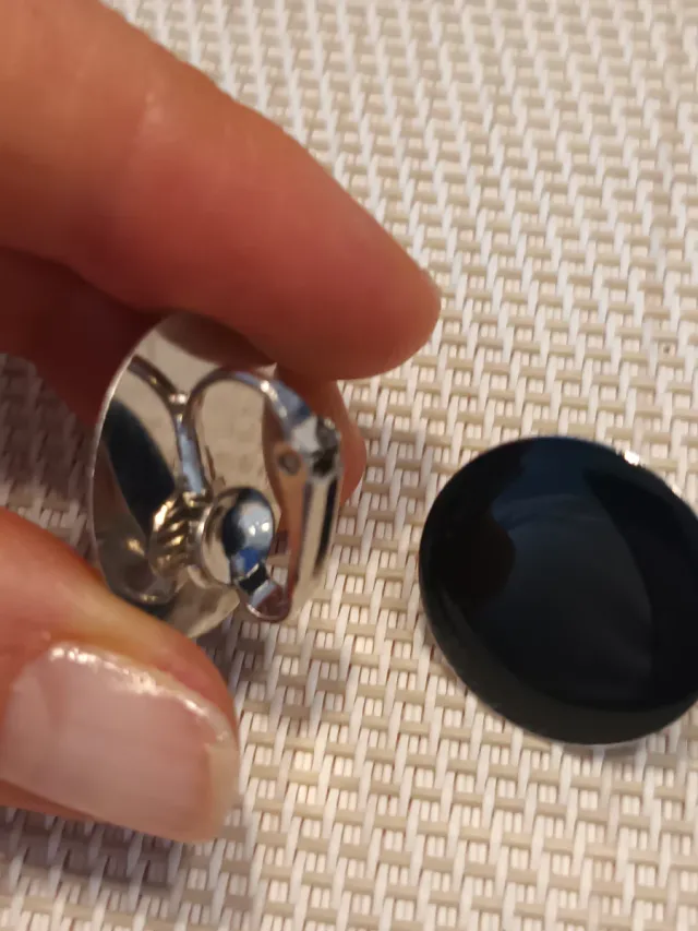 Pendientes negros redondos