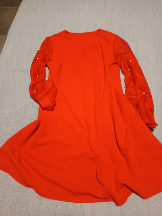 Vestido rojo con perlas en mangas