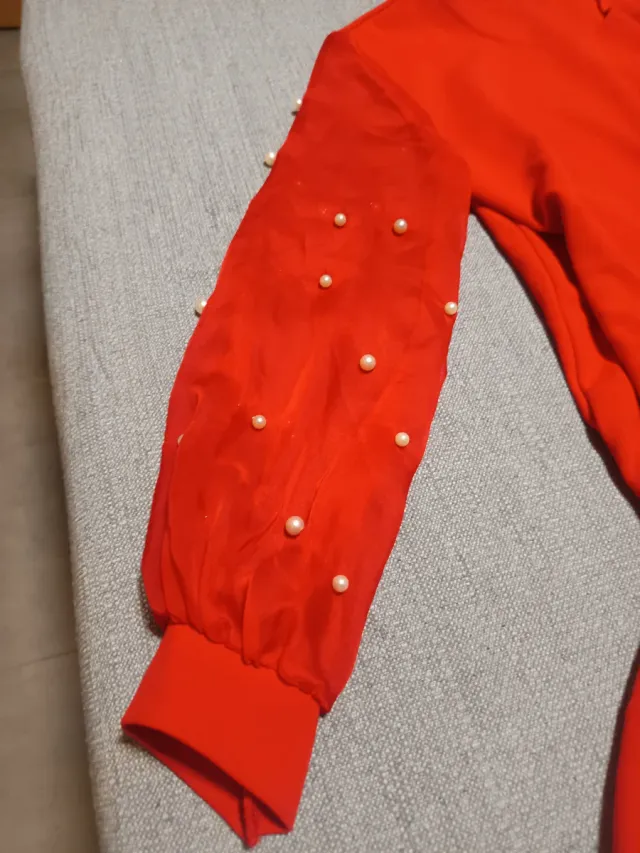 Vestido rojo con perlas en mangas
