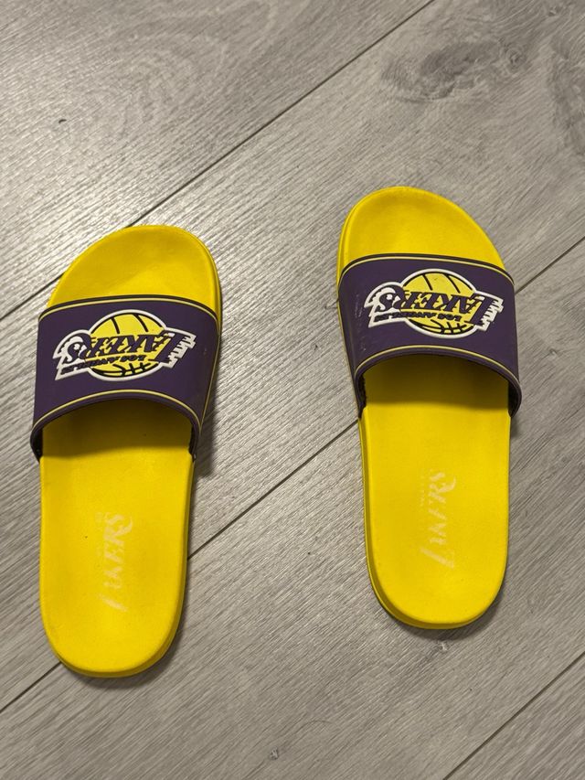 Chanclas Los Lakers Amarillas y Moradas